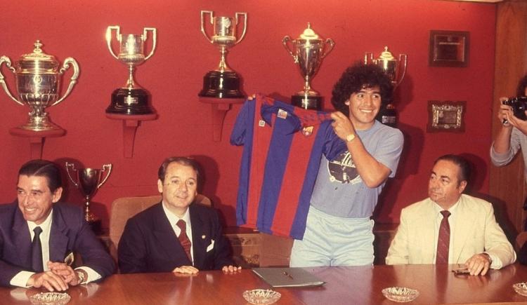 Imagen de El día que Maradona firmó con Barcelona: la pelea por dinero, la camiseta que no se puso y el contrato histórico