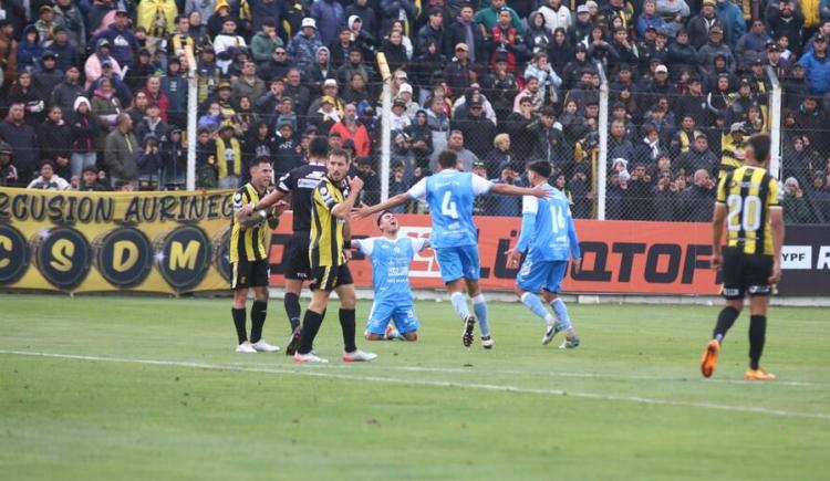 Imagen de Estudiantes de Río Cuarto ascendió a Primera División en medio de incidentes