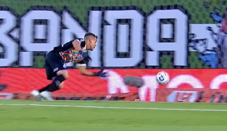 Imagen de El blooper del Ruso Rodríguez en el gol de Banfield