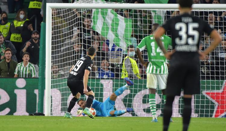 Imagen de EUROPA LEAGUE: BORRÉ FALLÓ UN PENAL EN EL TRIUNFO DE FRANKFURT