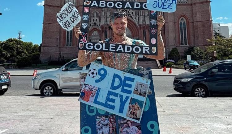 Imagen de Goleador de ley: Facundo Bruera se recibió de abogado