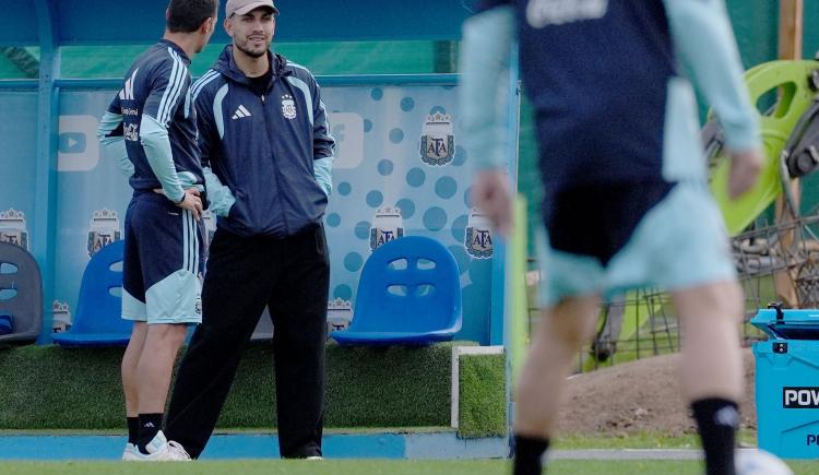Imagen de Paredes dijo presente en la práctica de la Selección tras el guiño de Scaloni