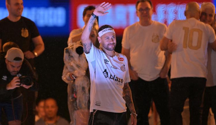 Imagen de Clamor popular en la emotiva presentación de Neymar en Santos